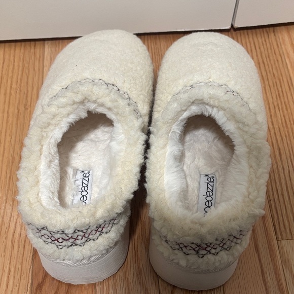 Cozy Cream Fleece Slippers - Picture 3 of 7